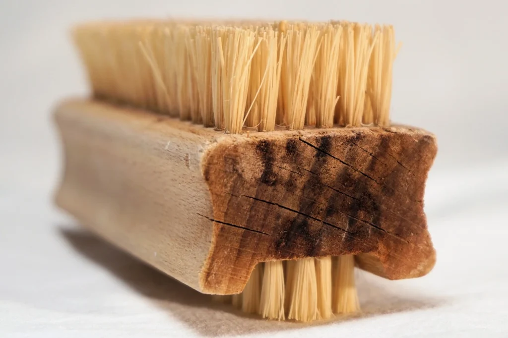 What Is the Proper Method for Cleaning Dirty Utensils?